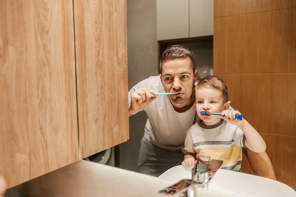 Seorang Ayah Dan Anak Menggosok Gigi Mereka Bersama Sama Kamar — Stok Foto