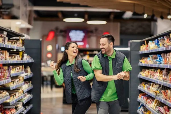 Glückliche Supermarkt Mitarbeiter Tanzen Und Haben Spaß Auf Dem Marktplatz — Stockfoto