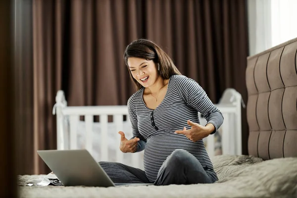Una Mujer Embarazada Feliz Está Teniendo Una Videollamada Con Familia — Foto de Stock