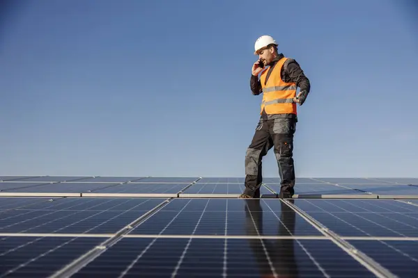 Trabajador Está Teniendo Problemas Con Instalación Paneles Solares Por Que —  Fotos de Stock
