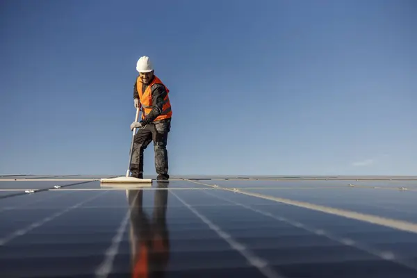 Laborer Cleaning Solar Panels Broom Rooftop — Stock Photo, Image
