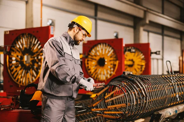 Operaio Metallurgico Sta Lavorando Alla Costruzione Dei Metalli Una Struttura — Foto Stock