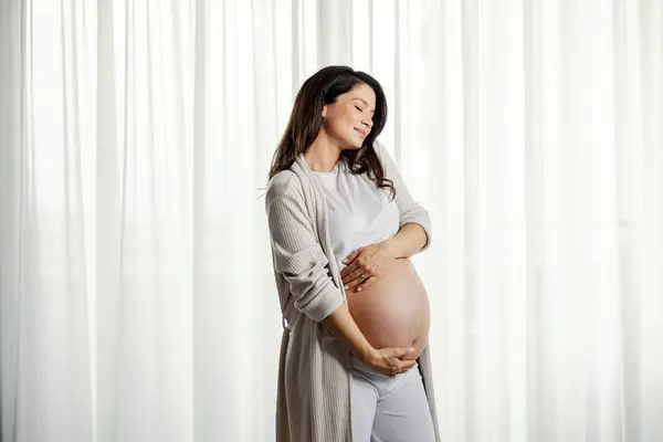 Una Mujer Embarazada Tierna Acaricia Abraza Barriga — Foto de Stock