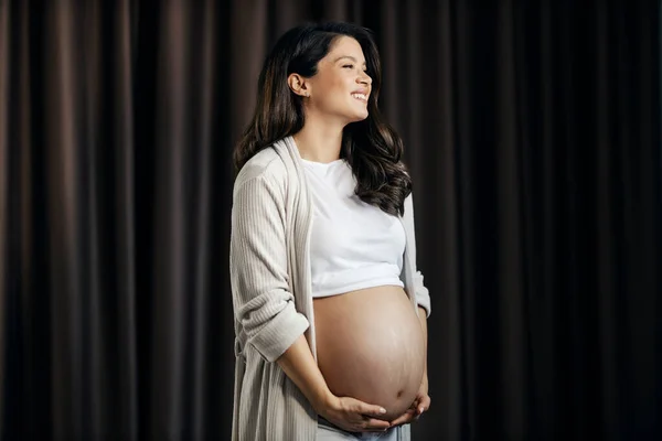 Una Mujer Embarazada Sonriente Está Abrazando Barriga —  Fotos de Stock