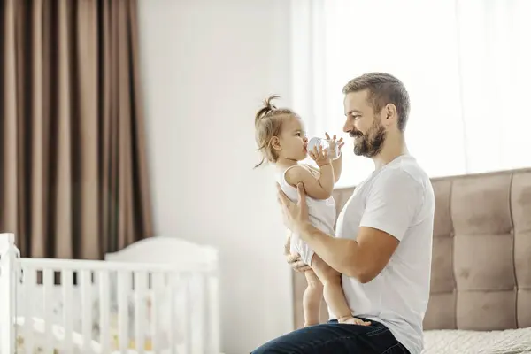 Een Gelukkige Vader Houdt Dochter Zijn Handen Kijkt Naar Haar — Stockfoto