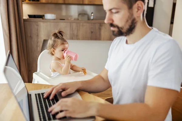 Little Girl Drinking Water Bottle While Her Father Working Hard — Stock Photo, Image