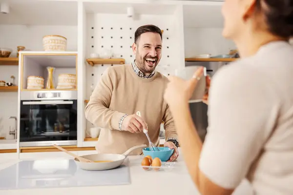 Happy Man Preparing Eggs Breakfast Smiling His Wife Who Drinking — Stock Photo, Image