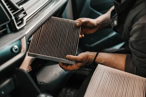 汽车内机械师更换旧的 肮脏的空气过滤器的剪贴画 — 图库照片
