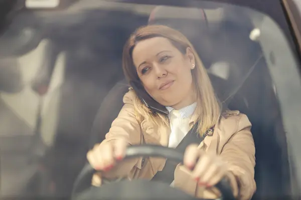 無責任な女性が電話をかけながら車を運転している 危険なドライバー — ストック写真