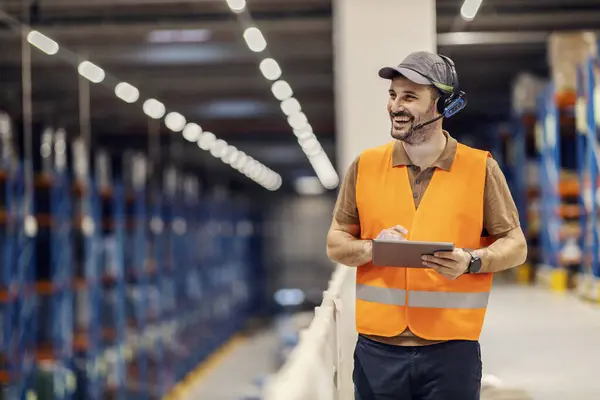 Sorrindo Gerente Logística Está Usando Fone Ouvido Tablet Para Trabalho — Fotografia de Stock