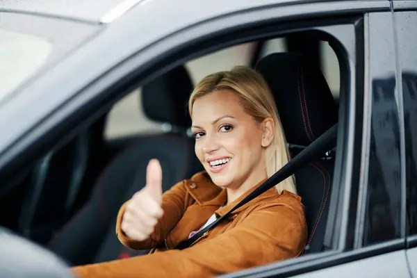 Una Mujer Feliz Está Conduciendo Coche Dando Pulgares Arriba Través —  Fotos de Stock