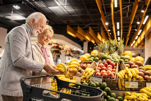 Szczęśliwi Starsi Klienci Kupują Hipermarkecie — Zdjęcie stockowe