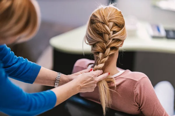 Back View Client Sitting Salon While Hairdresser Making Braid — Stock Photo, Image