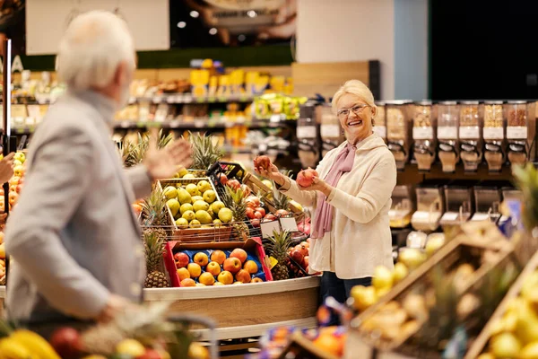 Una Feliz Pareja Ancianos Está Eligiendo Frutas Frescas Saludables Supermercado — Foto de Stock