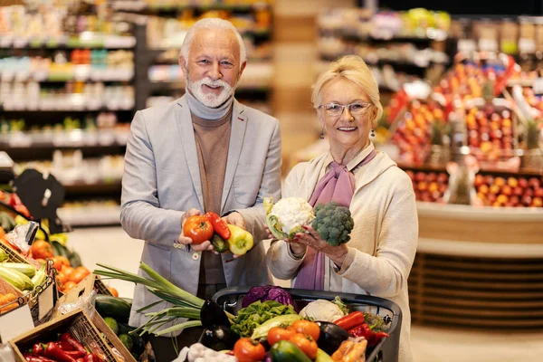 Pasangan Tua Yang Bahagia Membeli Sayuran Segar Dan Memegangnya Dengan — Stok Foto