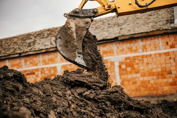 Een Bulldozer Morst Aarde Een Stapel Het Gebied Van Wederopbouw — Stockfoto