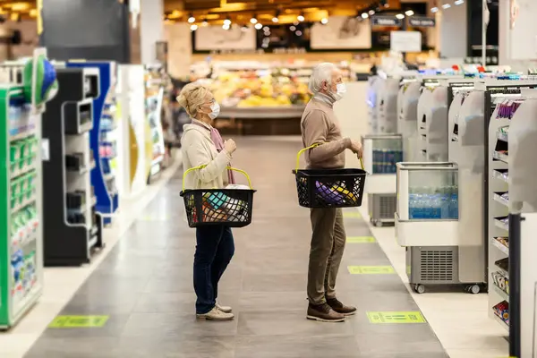 Pensionati Con Maschere Facciali Aspettano Alla Cassa Supermercato — Foto Stock