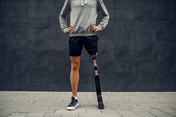 Fier Sportif Handicapé Avec Une Jambe Artificielle Debout Extérieur Avec — Photo