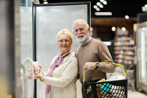 Jubilado Feliz Está Eligiendo Productos Congelados Nevera Supermercado Sonriendo Cámara —  Fotos de Stock