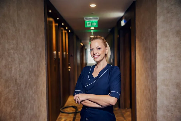 Proud Maid Standing Hotel Lobby Arms Crossed Smiling Camera — Stock Photo, Image