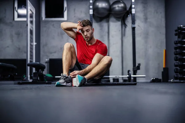 Eğitimde Yorgunluk Adam Spor Salonunun Zemininde Oturuyor Egzersizler Arasında Dinleniyor — Stok fotoğraf