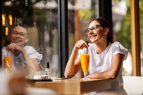 Una Joven Sonriente Está Sentada Bar Tomando Zumo Naranja Para —  Fotos de Stock