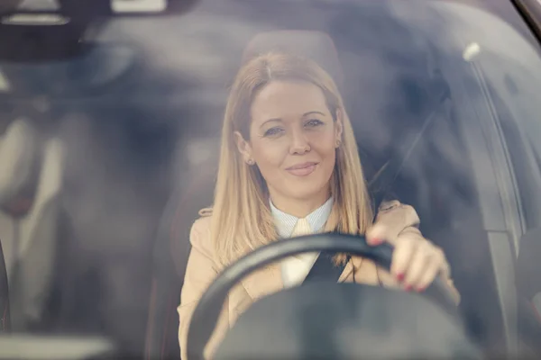 Una Mujer Feliz Conduce Coche Calle Ciudad Mira Través Del Imagen De Stock