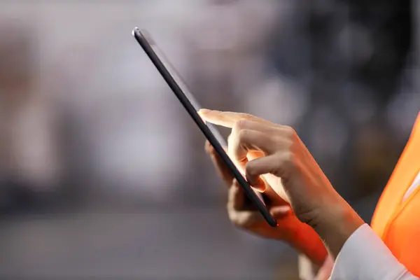 Disimpan Karyawan Menyentuh Tampilan Tablet Stok Foto