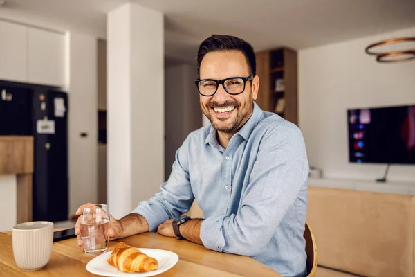 Homem Sorrindo Está Tomando Café Manhã Casa Fotos De Bancos De Imagens Sem Royalties