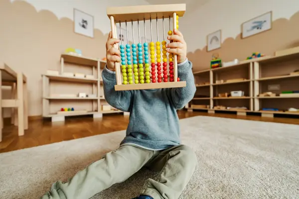 Niño Está Aprendiendo Matemáticas Con Uso Ábaco Jardín Infantes Imagen De Stock