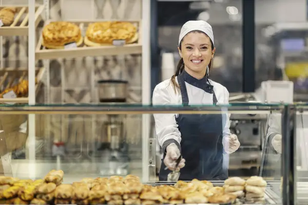 Щасливий Пекар Продає Хліб Випічку Хлібопекарському Відділенні Супермаркеті Стокове Зображення