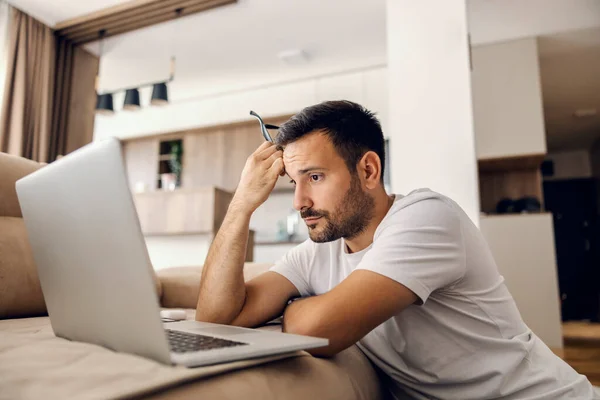 Homem Ansioso Está Desesperadamente Olhando Para Laptop Esperando Mensagem Imagens De Bancos De Imagens Sem Royalties