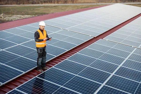 Inspector Standing Roof Testing Solar Panels Royalty Free Stock Photos