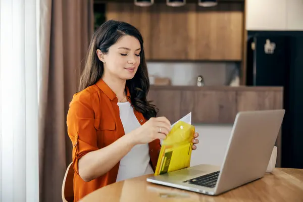 행복한 여자는 시스템을 사용하여 노트북을 시간에 청구서를 스톡 사진