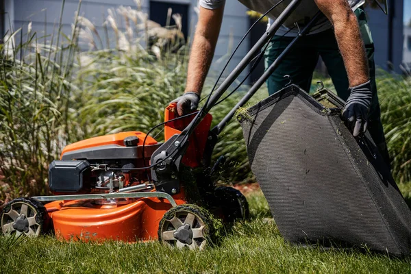 Cropped Picture Man Unloading Lawn Mower — Stock Photo, Image