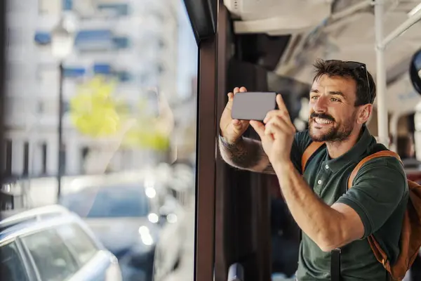 Чоловік Відпустці Їде Громадському Автобусі Фотографує Вікно — стокове фото