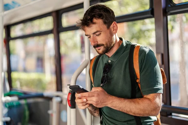 Een Serieuze Man Het Openbaar Vervoer Typt Aan Telefoon — Stockfoto