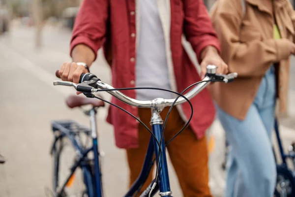 Руки Толкают Велосипед Улице — стоковое фото