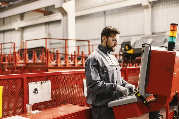 Pracovník Metalurgie Řídí Stroj Zpracování Kovů Zatímco Stojí Závodě — Stock fotografie