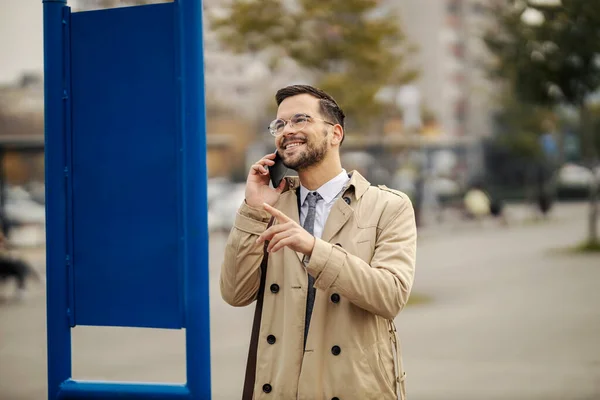 Šťastný Trendy Obchodník Mluví Telefonu Zatímco Dívá Časový Rozvrh — Stock fotografie