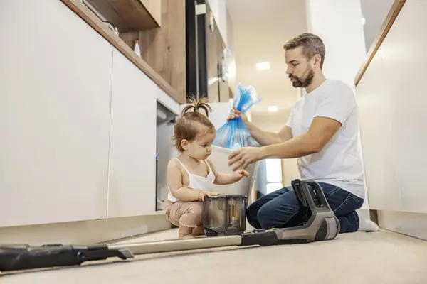 Düzgün Bir Baba Kız Bebek Evi Temizliyor Birlikte Işleri Yapıyorlar — Stok fotoğraf