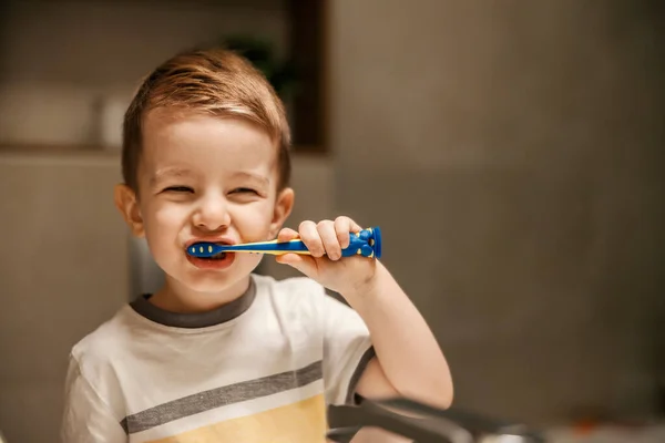 Adorable Little Boy Looking Himself Mirror Brushing His Teeth Bathroom — Stock Photo, Image