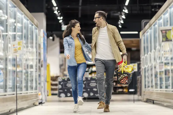 Egy Boldog Pár Ugrál Fogja Egymás Kezét Szupermarketben Vásárlás Közben — Stock Fotó