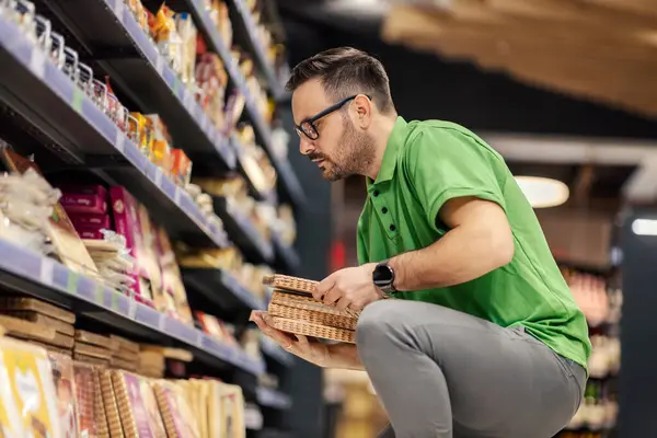 Ein Supermarkt Mitarbeiter Zeigt Produkte Und Lebensmittel Den Regalen — Stockfoto