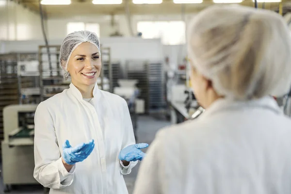 Inspector Talking Food Factory Worker Smiling Her — Stock Photo, Image