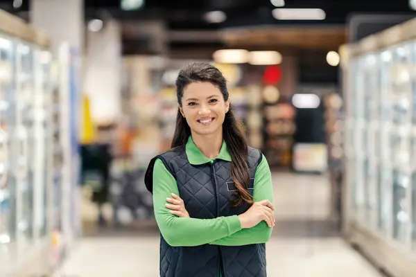 Ein Glücklicher Verkaufsleiter Steht Stolz Supermarkt Und Lächelt Die Kamera — Stockfoto