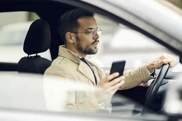 Joven Hombre Negocios Elegante Está Conduciendo Coche Mientras Usa Teléfono —  Fotos de Stock