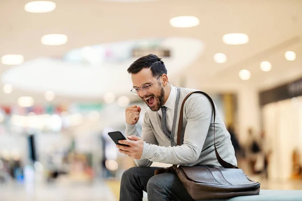 Genç Modaya Uygun Bir Adam Alışveriş Merkezinde Oturmuş Telefona Gülerken — Stok fotoğraf