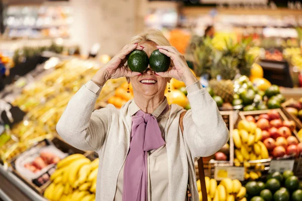 Eine Dumme Seniorin Spielt Supermarkt Der Obstabteilung Mit Avocado Und — Stockfoto