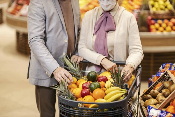 Foto Pasangan Senior Membeli Banyak Buah Buahan Segar Supermarket — Stok Foto